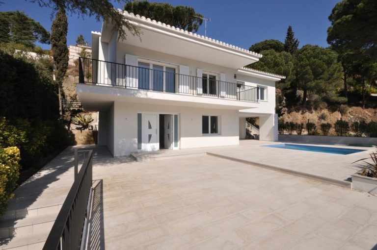 Renovación Integral de Chalet Unifamiliar con Piscina y Jardín Escalonado en Barcelona