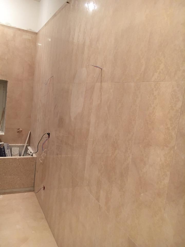 Reformas integrales de piso en Barcelona vinilos suelo baño con bañera y ducha
