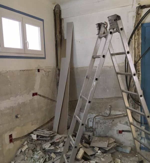 Cocina antigua deteriorada antes de la reforma integral en Barcelona