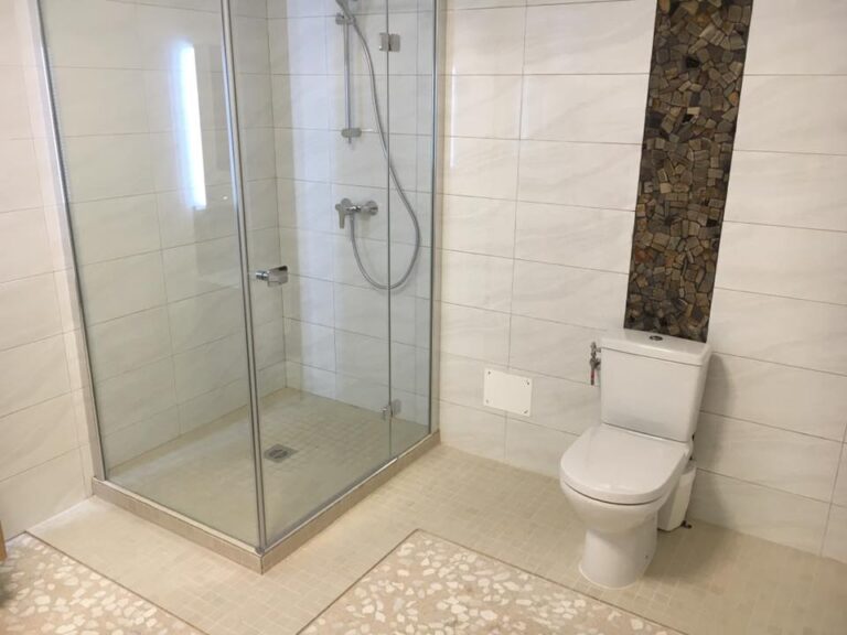 Reforma de Baño con Bañera, Cabina de Ducha y Dormitorio Principal