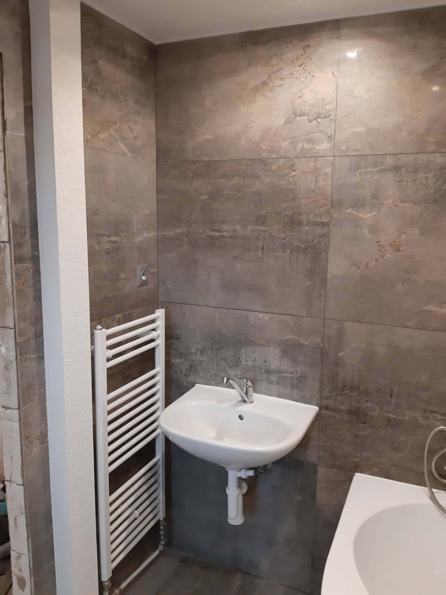 Reformas integrales de vivienda en Barcelona revestimientos paredes baños