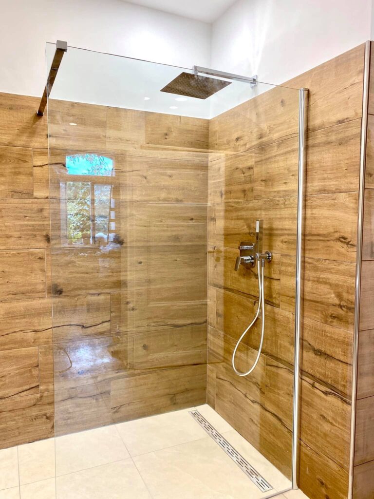 Reforma Integral de Baño de Lujo con Ducha Walk-In y Mueble Doble