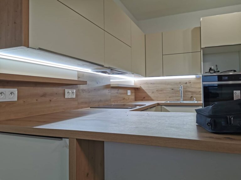Cocina moderna reformada en U con península e iluminación LED en Barcelona