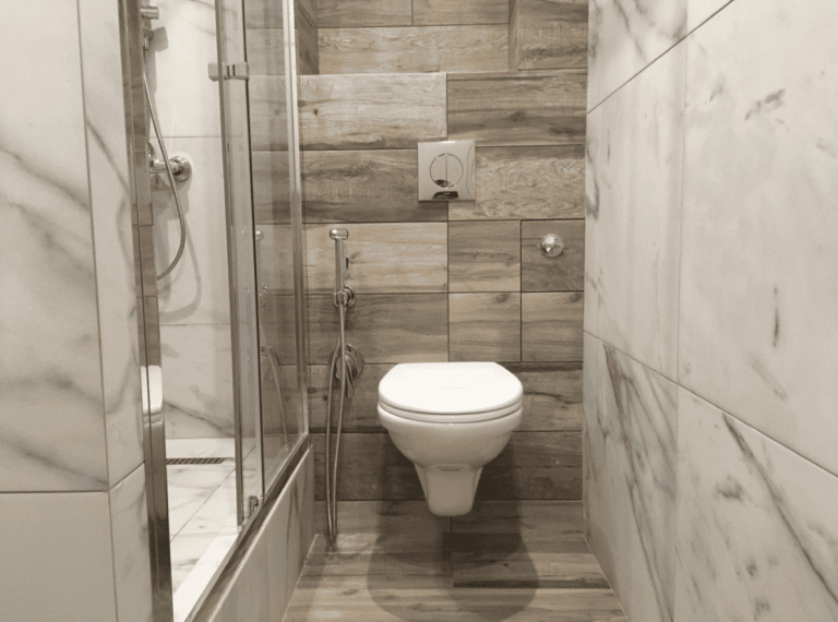 Cambio de Bañera por Ducha con Cerámica Efecto Madera y Mármol